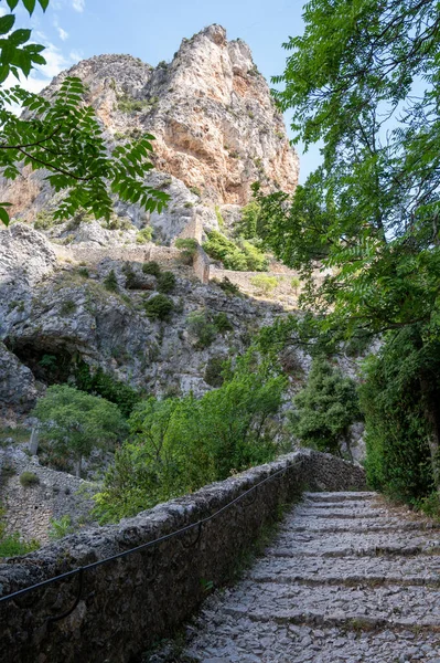 Vista Las Montañas Acantilado Casas Antiguas Valle Verde Remoto Pueblo — Foto de Stock