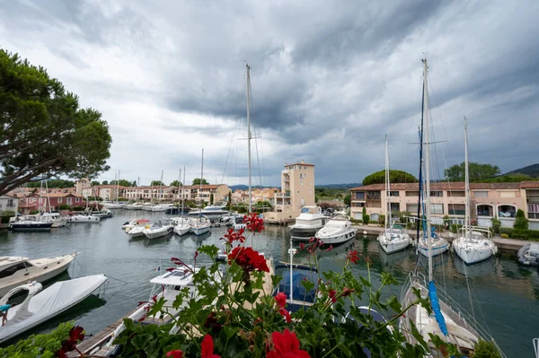 View Small Houses Sailboats Port Grimaud French Riviera Provence France — Stock Photo, Image