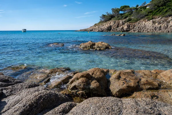 Καλοκαιρινές Διακοπές Στη Γαλλική Ριβιέρα Βράχια Και Αμμώδη Παραλία Escalet — Φωτογραφία Αρχείου