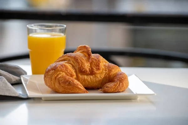 Französisches Frühstück Frisch Gebackenes Croissant Buttergebäck Serviert Mit Leckerem Orangensaft — Stockfoto