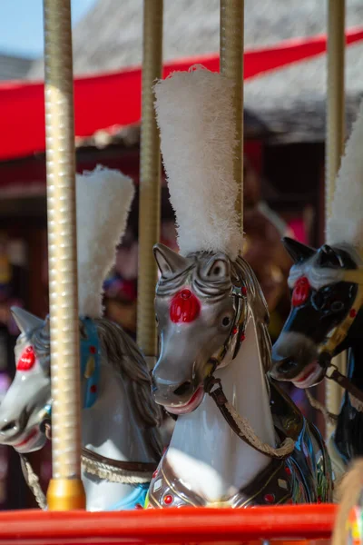 Πολύχρωμο Άλογο Στο Παραδοσιακό Παλιό Γαλλικό Καρουσέλ Στο Πάρκο Της — Φωτογραφία Αρχείου