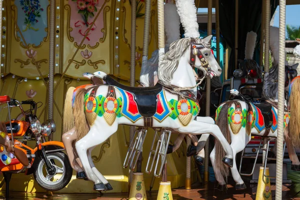 Buntes Pferd Auf Altem Französischem Karussell Stadtpark Bei Sonnigem Wetter — Stockfoto