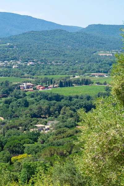 Pohled Zelené Údolí Moře Starobylé Francouzské Vesnice Grimaud Turistické Destinace Stock Obrázky