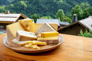 Peynir koleksiyonu, ahşap tahta pano Fransız peyniri kontu, Beaufort, abondance, emmental, morbier ve Fransız dağları köyü yazın Haute-Savoie 'de.