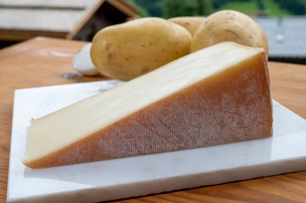 萨伏亚的味道 夏天背景下的法国乳酪在上萨伏伊的味道鲜美 土豆和法国山区的味道 — 图库照片