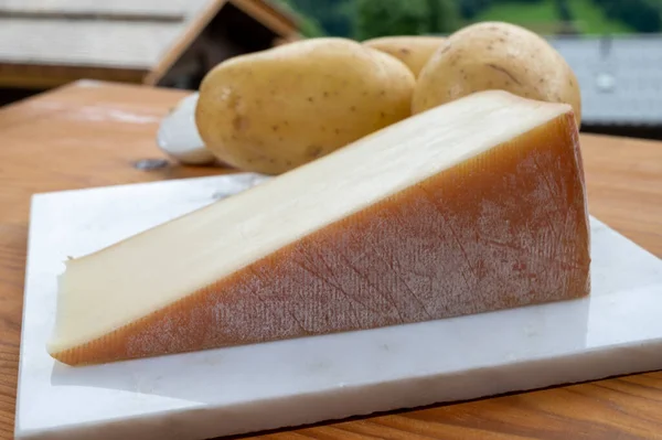 Sapori Savoia Formaggio Mucca Francese Abbondanza Gratin Patate Villaggio Montagna — Foto Stock