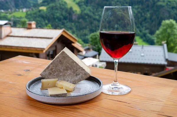 Collezione Formaggi Formaggio Francese Tomme Savoie Bicchiere Vino Rosso Della — Foto Stock