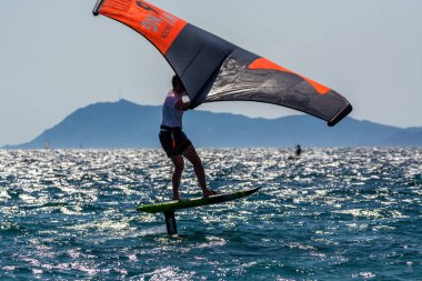 2021 yılı. Extreem su sporları - kanat folyo, uçurtma sörfü, rüzgar sörfü, Güney Fransa, Toulon yakınlarındaki Almanarre sahilinde rüzgarlı bir gün.
