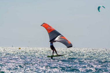 2021 yılı. Extreem su sporları - kanat folyo, uçurtma sörfü, rüzgar sörfü, Güney Fransa, Toulon yakınlarındaki Almanarre sahilinde rüzgarlı bir gün.