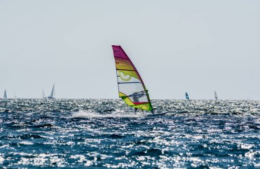 2021 yılı. Extreem su sporları - kanat folyo, uçurtma sörfü, rüzgar sörfü, Güney Fransa, Toulon yakınlarındaki Almanarre sahilinde rüzgarlı bir gün.