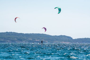 2021 yılı. Extreem su sporları - kanat folyo, uçurtma sörfü, rüzgar sörfü, Güney Fransa, Toulon yakınlarındaki Almanarre sahilinde rüzgarlı bir gün.