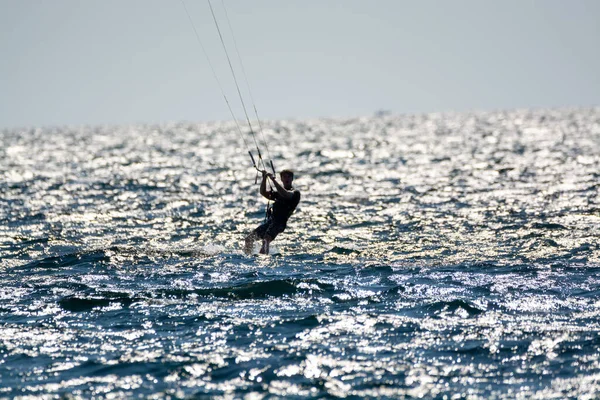 2021 Extreem Watersporten Vleugelfolie Kitesurfen Windsurfen Winderige Dag Almanarre Strand — Stockfoto