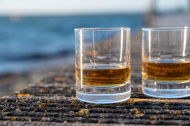 Gün batımında İskoç viskisi içmek deniz, okyanus veya nehir manzaralı, İskoçya, İngiltere 'de özel viski imalathanesi turları