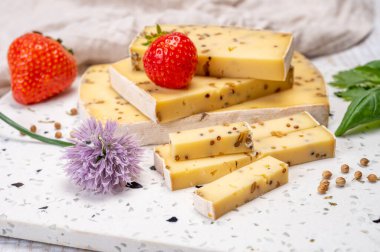 Peynir koleksiyonu, olgun sarı inek peyniri ve Belçika 'dan hardal tohumları.