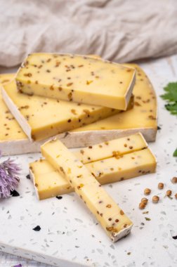 Peynir koleksiyonu, olgun sarı inek peyniri ve Belçika 'dan hardal tohumları.