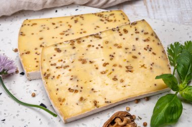 Peynir koleksiyonu, olgun sarı inek peyniri ve Belçika 'dan hardal tohumları.