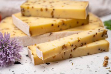 Peynir koleksiyonu, olgun sarı inek peyniri ve Belçika 'dan hardal tohumları.