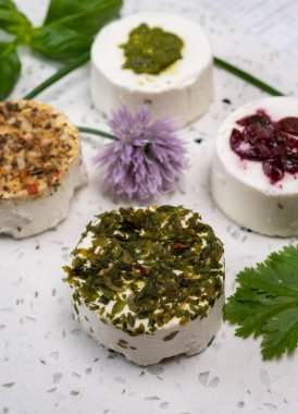 Peynir koleksiyonu, taze beyaz keçi peyniri aromalı Fransız peyniri, böğürtlen ve yeşil pesto.