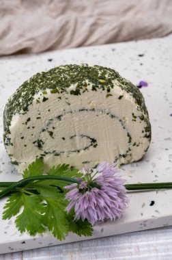 Peynir koleksiyonu, taze beyaz keçi peyniri Fransız peyniri, aromatik otlar ve pirzolalar.