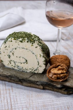 Peynir koleksiyonu, taze beyaz keçi peyniri Fransız peyniri, aromatik otlar ve pirzolalar.