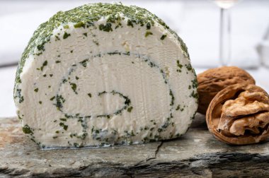 Peynir koleksiyonu, taze beyaz keçi peyniri Fransız peyniri, aromatik otlar ve pirzolalar.