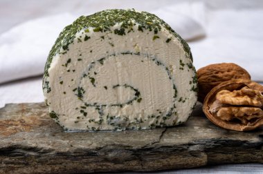 Peynir koleksiyonu, taze beyaz keçi peyniri Fransız peyniri, aromatik otlar ve pirzolalar.