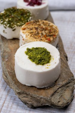 Peynir koleksiyonu, taze beyaz keçi peyniri aromalı Fransız peyniri, böğürtlen ve yeşil pesto.