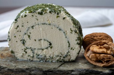 Peynir koleksiyonu, taze beyaz keçi peyniri Fransız peyniri, aromatik otlar ve pirzolalar.