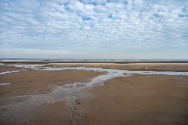 Küçük Belçika kasabası De Haan veya Le Coq sur mer 'deki sarı kumlu sahilde alçak uçuş süresi, lüks tatil beldesi, güneşli bir günde yaz tatili