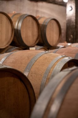 Yıllarca Burgundy 'deki mağaralardaki meşe fıçılarında kırmızı şarap bulundurmak, Pinot noir üzümünden yapılmak, pahalı Fransız şarabı üretimi