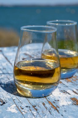 Tek malt viski ve karışık viski tadı mavi deniz, okyanus ya da nehir manzaralı, İskoçya, İngiltere 'de özel viski turları