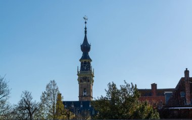 Hollanda, Walcheren, Zeeland 'de küçük tarihi bir kasaba olan Veere' deki eski ortaçağ evlerinin şehir manzarası