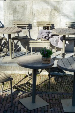 Klasik metal bistro masası ve açık kafedeki sandalyeler kahvaltı, öğle yemeği ve terasta akşam yemeği için kullanılıyor.