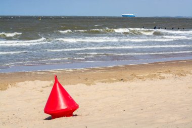 Kuzey deniz dalgaları ve kumlu plajlar güneşli bir günde ve mavi gökyüzünde