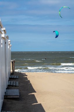 Küçük Belçika kasabasındaki kumlu sahillerde su sporu Knokke-Soygunu, lüks tatil beldesi, yaz tatili