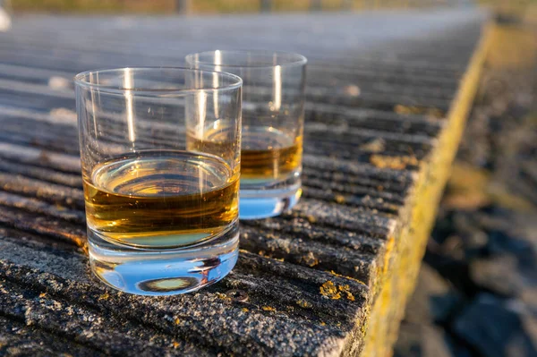 Het Drinken Van Single Malt Scotch Whisky Bij Zonsondergang Met — Stockfoto