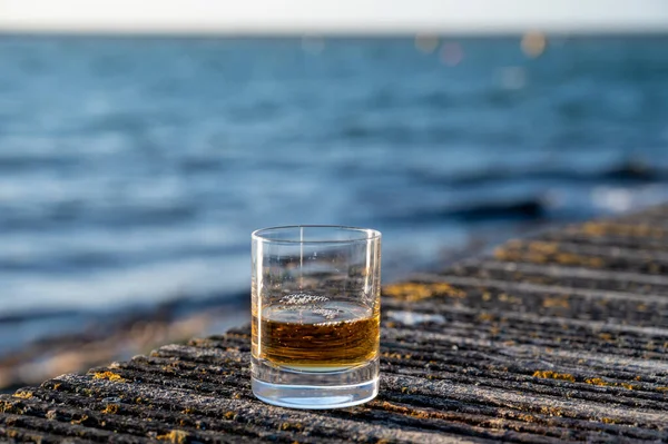 Picie Whisky Single Malt Scotch Whisky Zachodzie Słońca Widokiem Morze — Zdjęcie stockowe