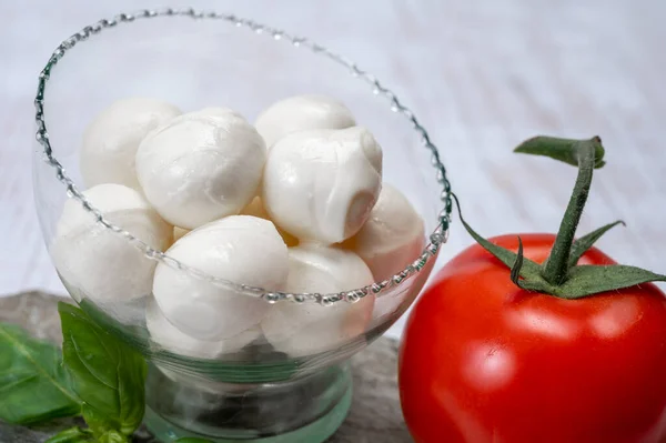 Bolas Mozzarella Suaves Blancas Frescas Servidas Con Tomate Rojo Albahaca —  Fotos de Stock