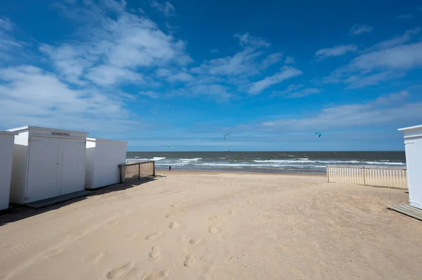 Białe Domki Plaży Żółtych Piaszczystych Plażach Małym Belgijskim Miasteczku Knokke — Zdjęcie stockowe