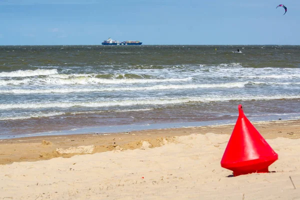 Północne Fale Morskie Piaszczysta Plaża Słoneczny Dzień Błękitne Niebo — Zdjęcie stockowe