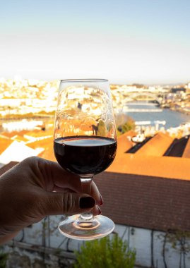 Farklı tahkim edilmiş tatlı yakutlarının, Douro nehrinin manzaralı tawny porto şaraplarının, Vila Nova de Gaia 'nın porto localarının ve Portekiz' in Porto şehrinin günbatımında tadına bakmak.
