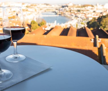 Farklı tahkim edilmiş tatlı yakutlarının, Douro nehrinin manzaralı tawny porto şaraplarının, Vila Nova de Gaia 'nın porto localarının ve Portekiz' in Porto şehrinin günbatımında tadına bakmak.