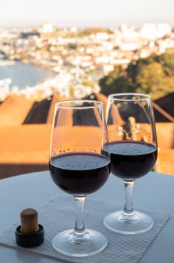 Farklı tahkim edilmiş tatlı yakutlarının, Douro nehrinin manzaralı tawny porto şaraplarının, Vila Nova de Gaia 'nın porto localarının ve Portekiz' in Porto şehrinin günbatımında tadına bakmak.