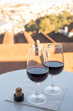 Farklı tahkim edilmiş tatlı yakutlarının, Douro nehrinin manzaralı tawny porto şaraplarının, Vila Nova de Gaia 'nın porto localarının ve Portekiz' in Porto şehrinin günbatımında tadına bakmak.