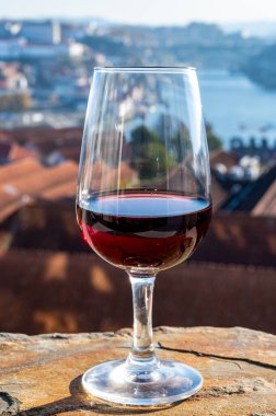 Farklı tahkim edilmiş tatlı yakutlarının, Douro nehrinin manzaralı tawny porto şaraplarının, Vila Nova de Gaia 'nın porto localarının ve Portekiz' in Porto şehrinin tadı.