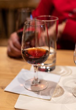 Porto, Portekiz 'deki şarap mahzenlerinde şarap kadehlerinde bulunan farklı güçlendirilmiş tatlı yakutunun profesyonel tatma, tawny port şarapları.