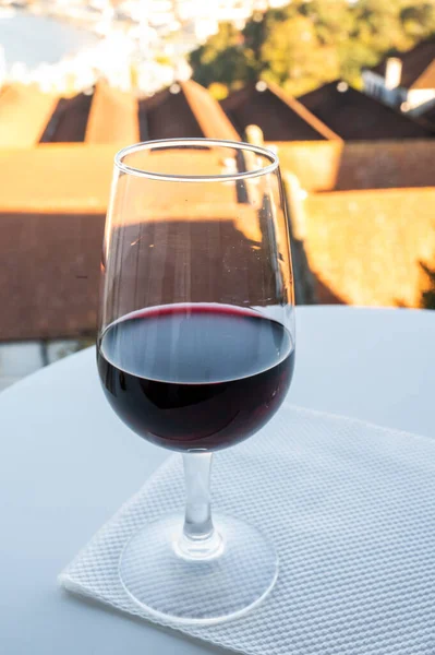 Farklı tahkim edilmiş tatlı yakutlarının, Douro nehrinin manzaralı tawny porto şaraplarının, Vila Nova de Gaia 'nın porto localarının ve Portekiz' in Porto şehrinin günbatımında tadına bakmak.