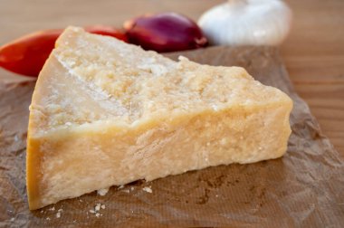 Peynir koleksiyonu, bir parça olgun peynir parmesan peyniri reggiano ve inek sütünden yapılmış İtalyan evleri.