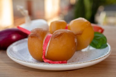 Peynir koleksiyonu, sarı tütsülenmiş İtalyan inek sütü peyniri, güneşli bir günde İtalyan evleri.