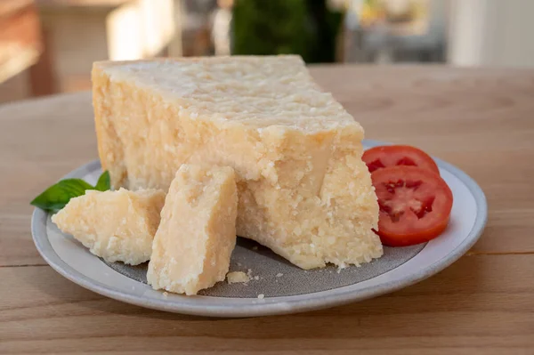 Peynir Koleksiyonu Bir Parça Olgun Peynir Parmesan Peyniri Reggiano Inek — Stok fotoğraf